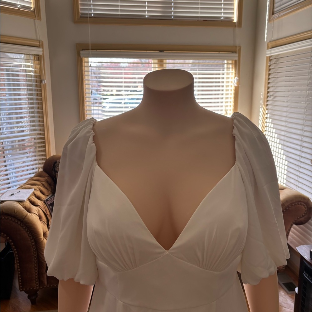 DB STUDIO
Bubble Sleeve Georgette V-Neck Wedding Dress
STYLE# SDWG0971. Size 16w - Picture 13 of 16